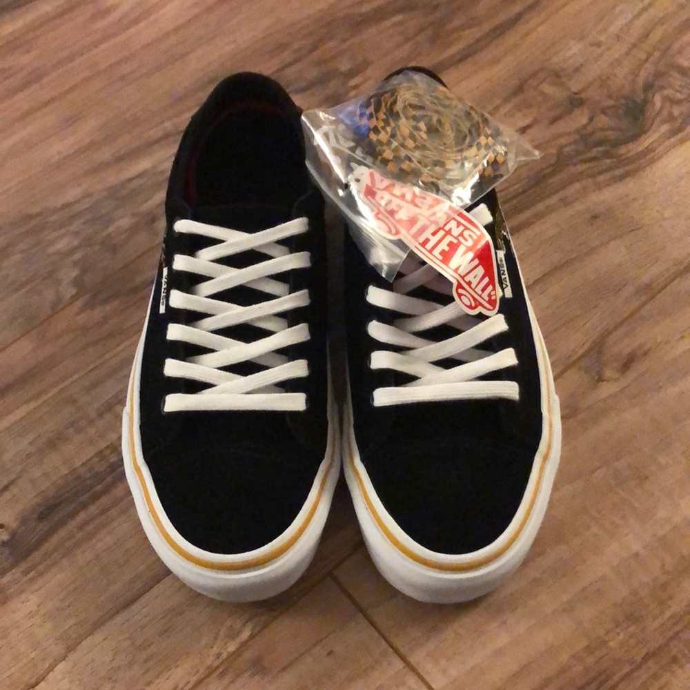 Court Vans - Picture 5 of 5